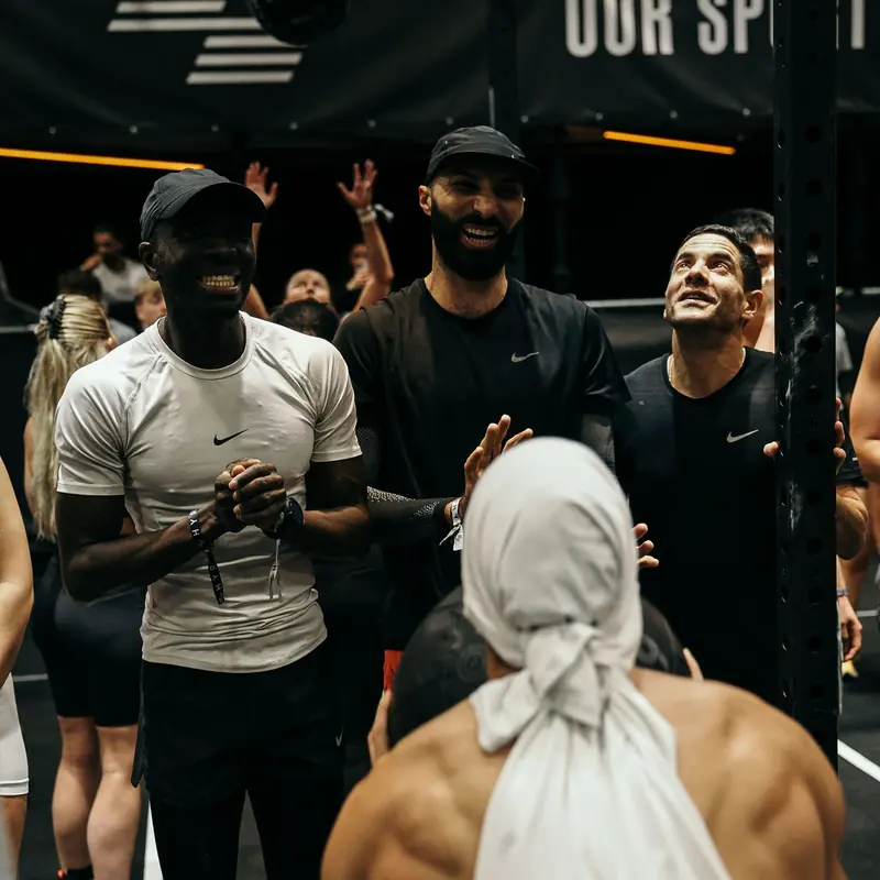 Des membres du crew Cracks on Track en pleine course Hyrox