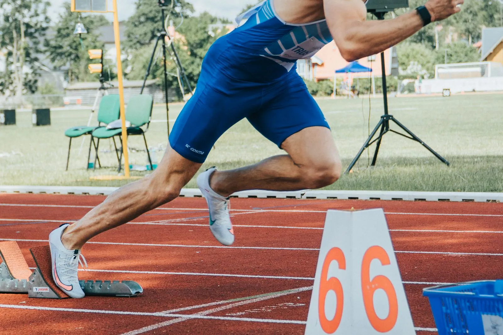 Sprinteur jaillissant des starting-blocks sur une piste d'athlétisme