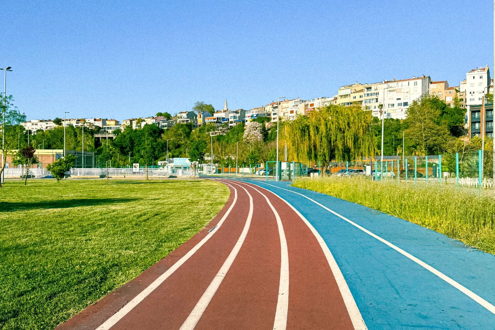 Piste de course serpentant dans un parc urbain