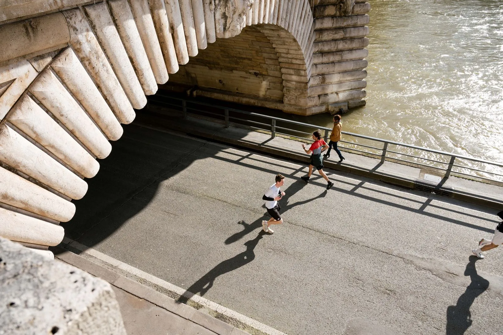 Coureurs le long de la Seine sous le pont de Bir-Hakeim