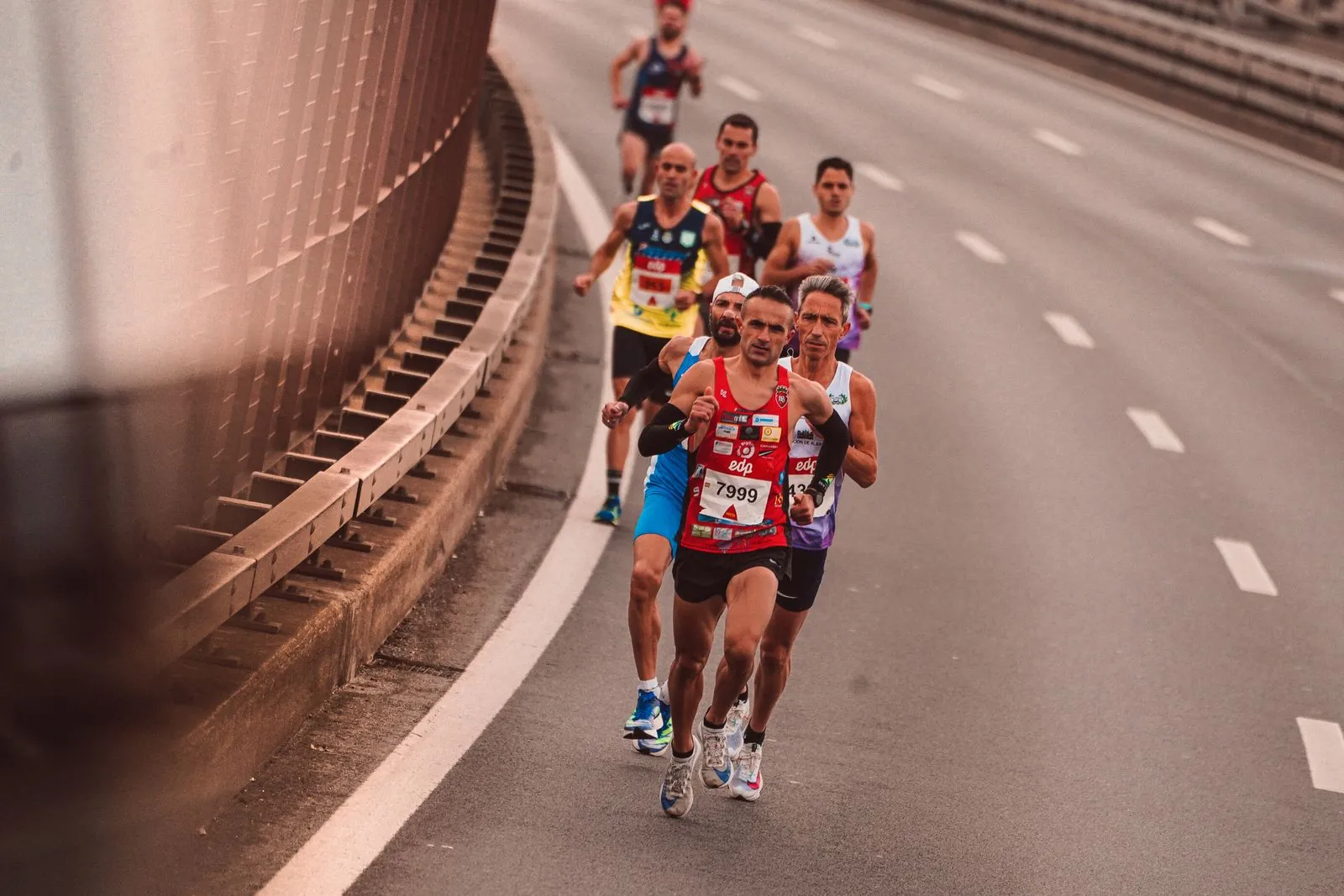 Peloton d'athlètes lancé à pleine vitesse dans un marathon urbain