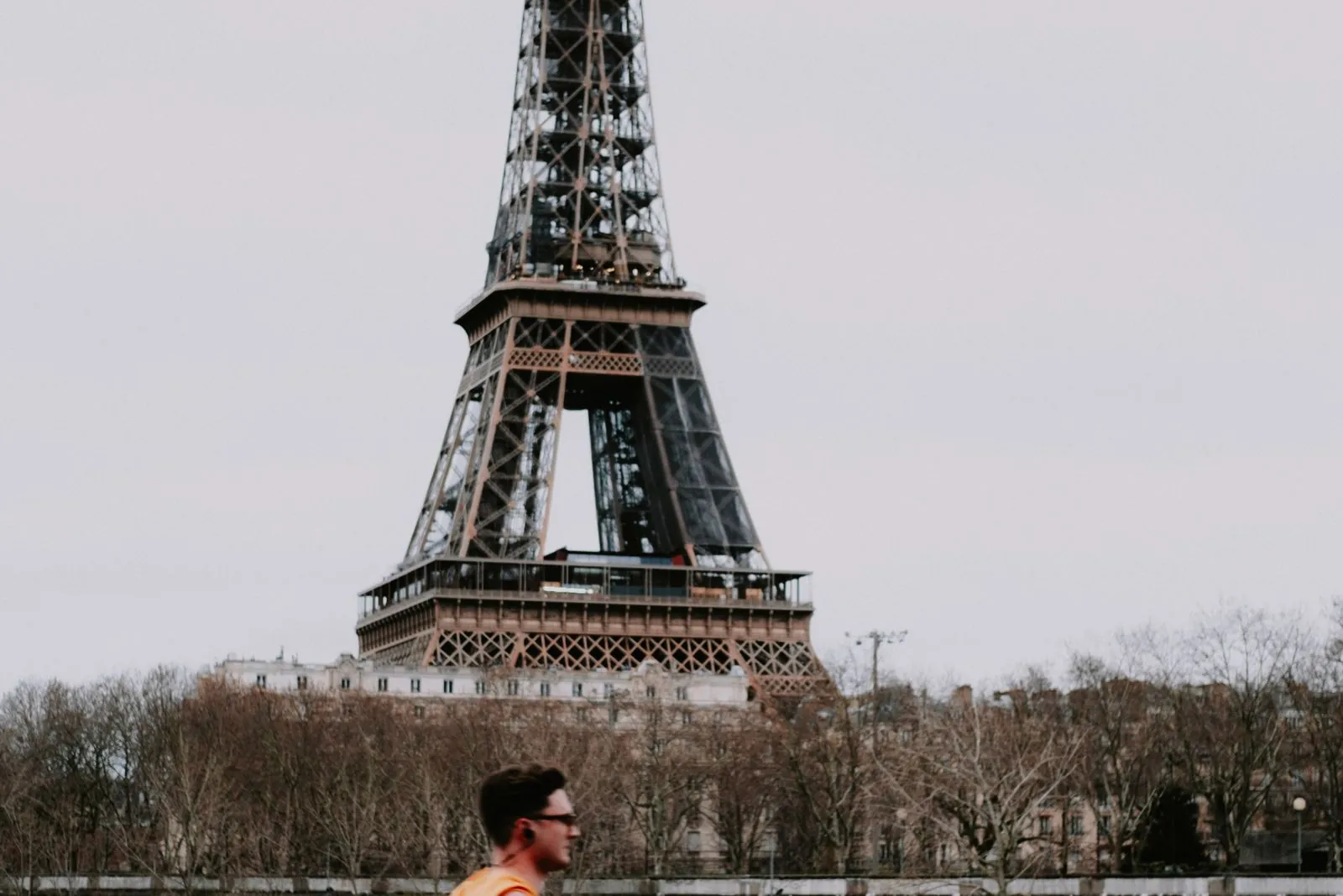 Coureur passant près de la tour Eiffel pendant sa sortie longue