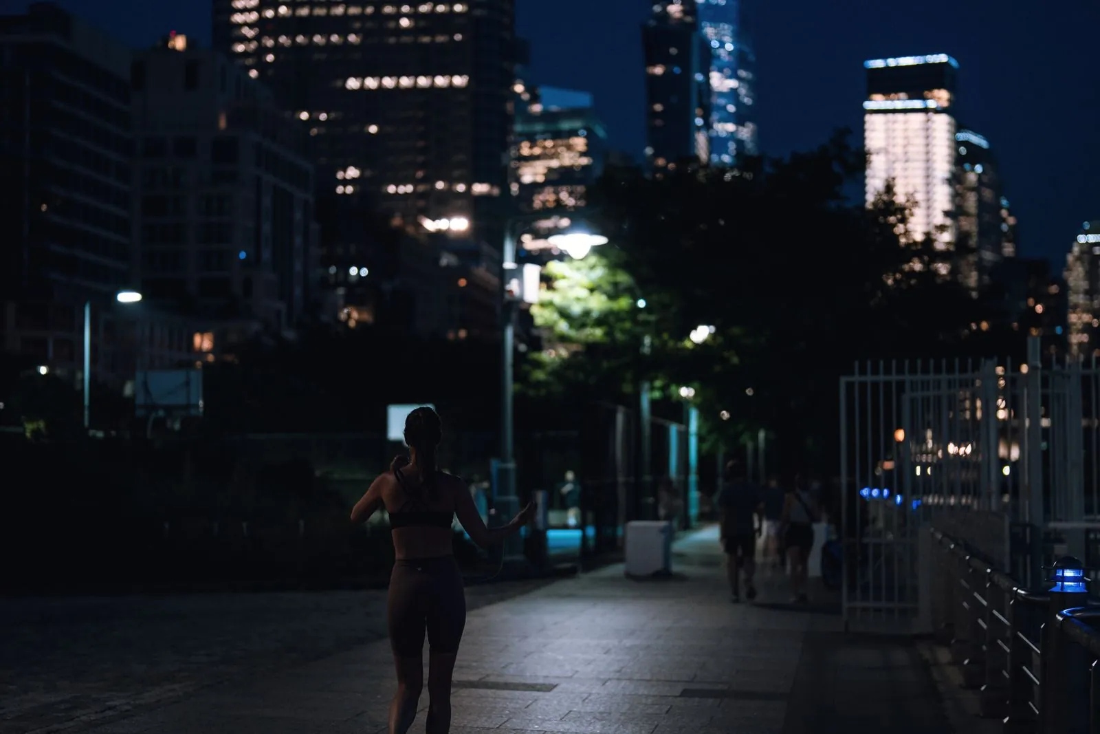 Joggeuse courant de nuit dans une ville illuminée