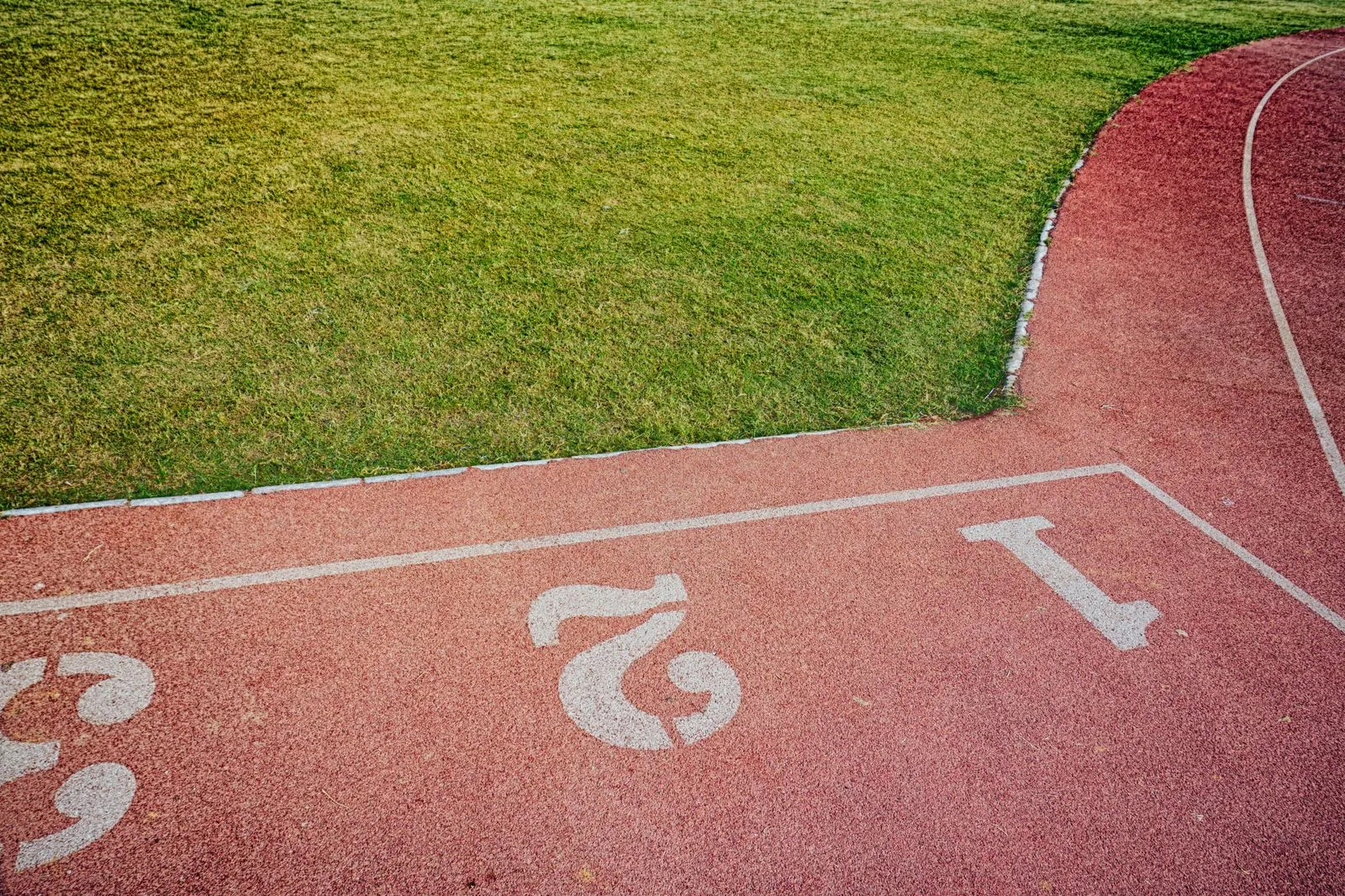 Couloirs numérotés d'une piste d'athlétisme vus de dessus