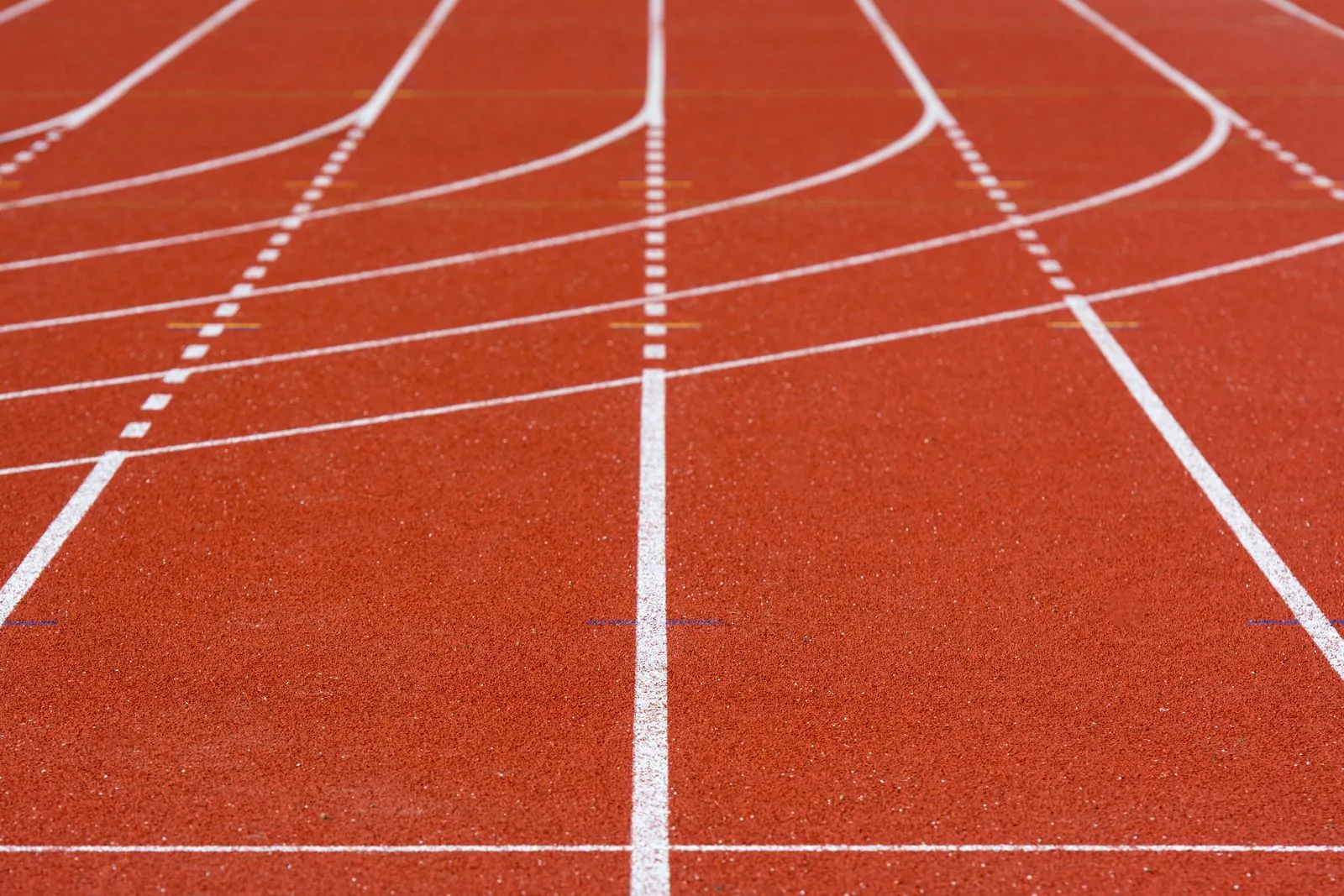 Couloirs vides d'une piste d'athlétisme rouge