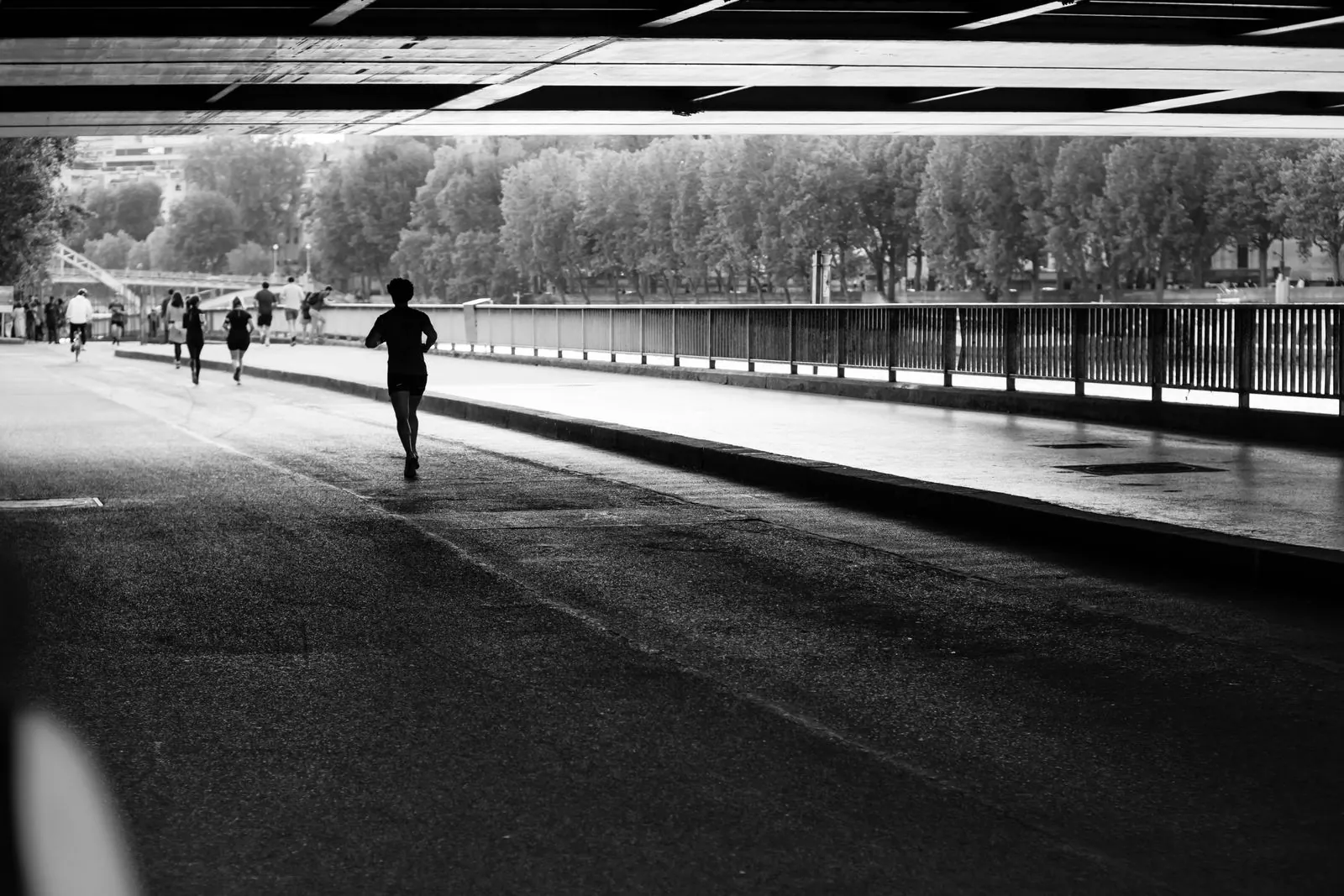 Coureurs en pleine sortie longue sur les quais de Seine, en noir et blanc