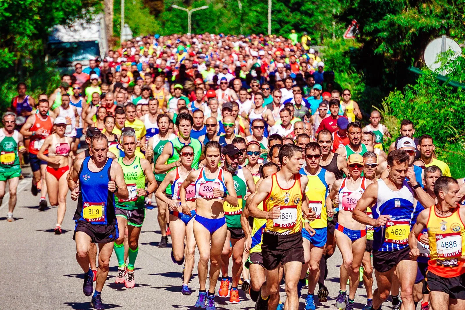 Un peloton massif de coureurs sur une grande course sur route