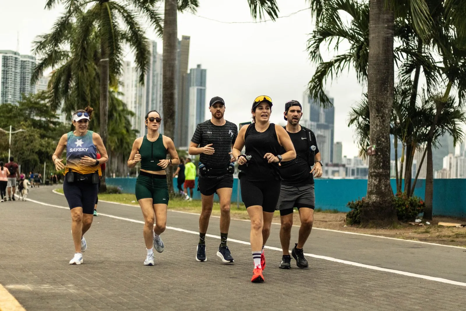 Groupe de coureurs sur une promenade arborée