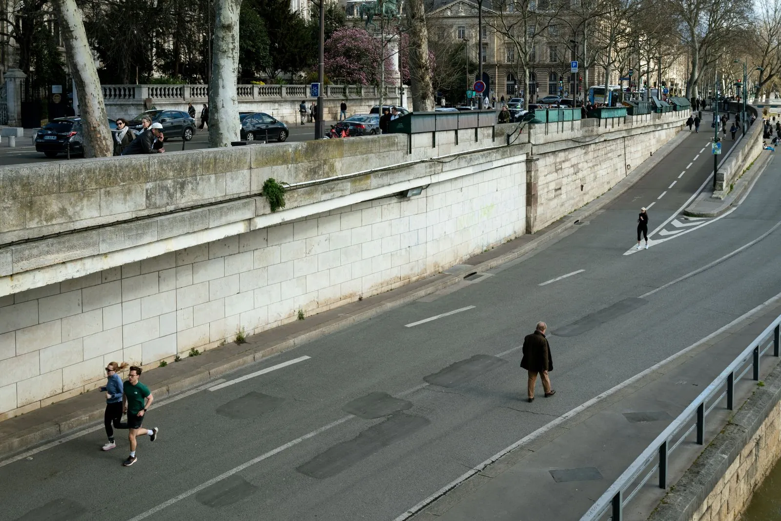 Vue aérienne de coureurs longeant l'eau à Paris pendant leur échauffement