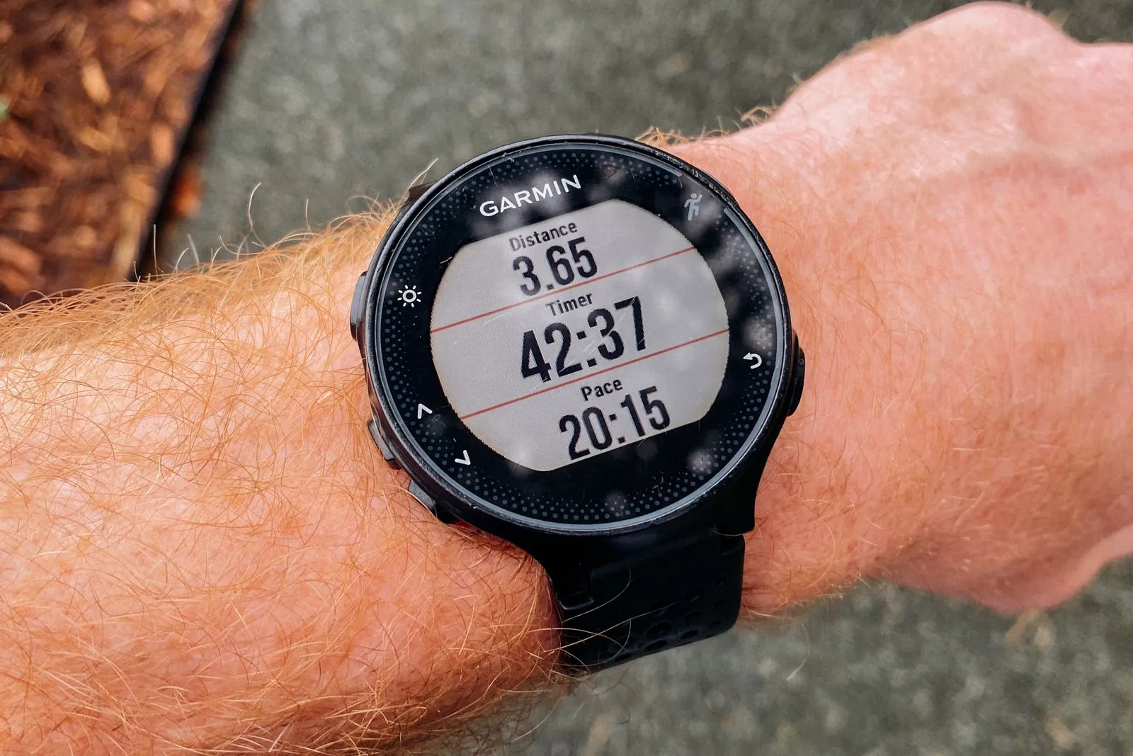 Montre GPS affichant la distance, le temps et l'allure d'un coureur