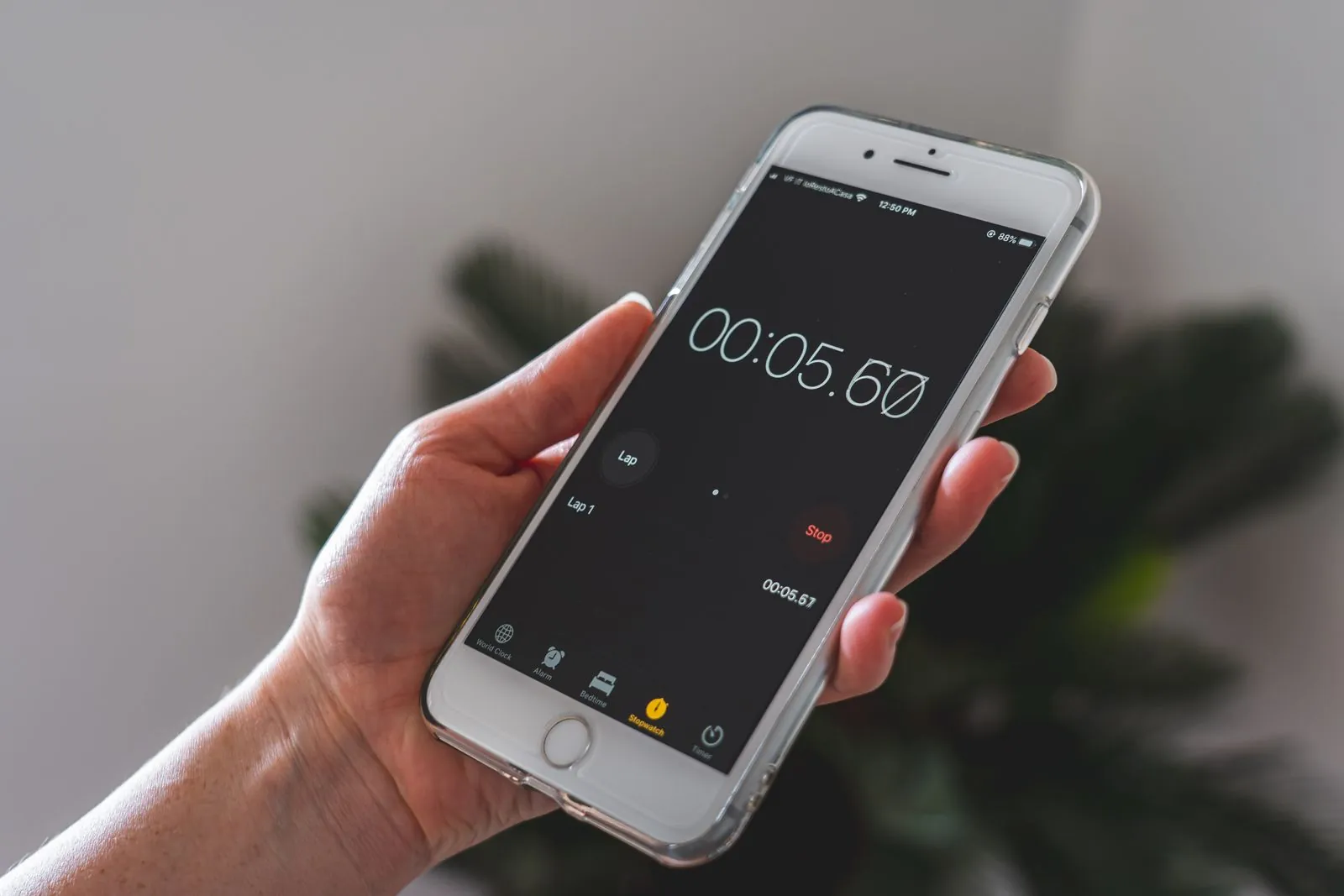 Chronomètre lancé sur l'écran d'un smartphone posé au bord de la piste