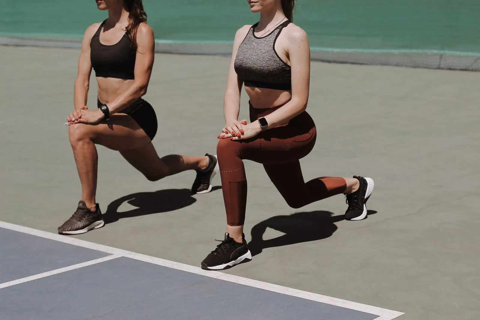 Deux sportives enchaînent une série de fentes pendant leur circuit de renforcement