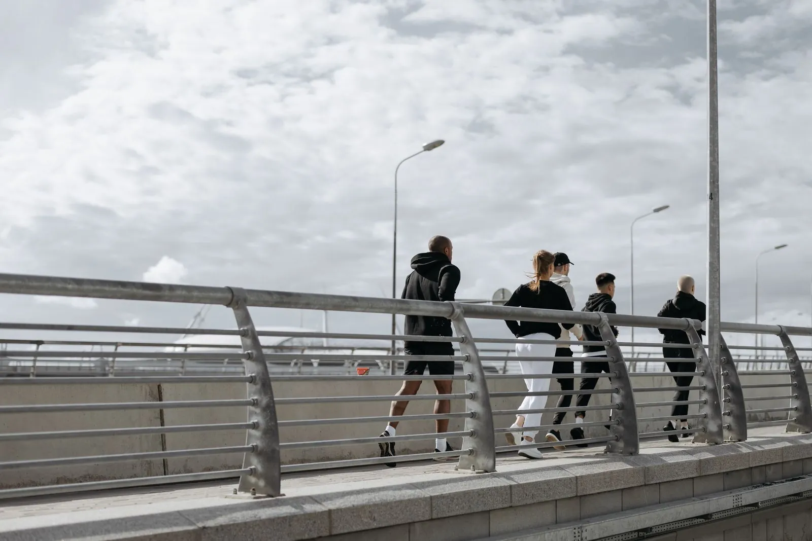 Groupe de coureurs traversant un pont pendant une sortie longue