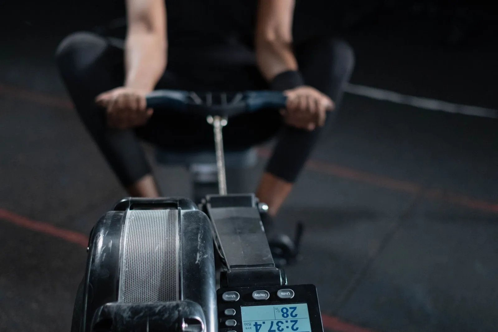 Coureur à l'effort sur un rameur pendant un atelier de 1 000 m