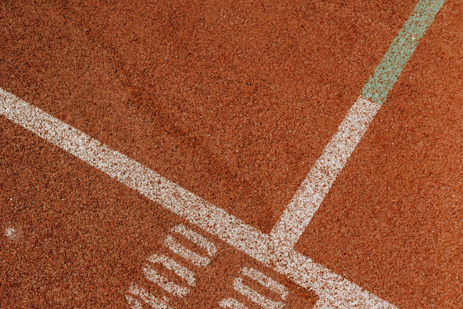 Lignes de départ numérotées peintes sur le tartan d'une piste d'athlétisme