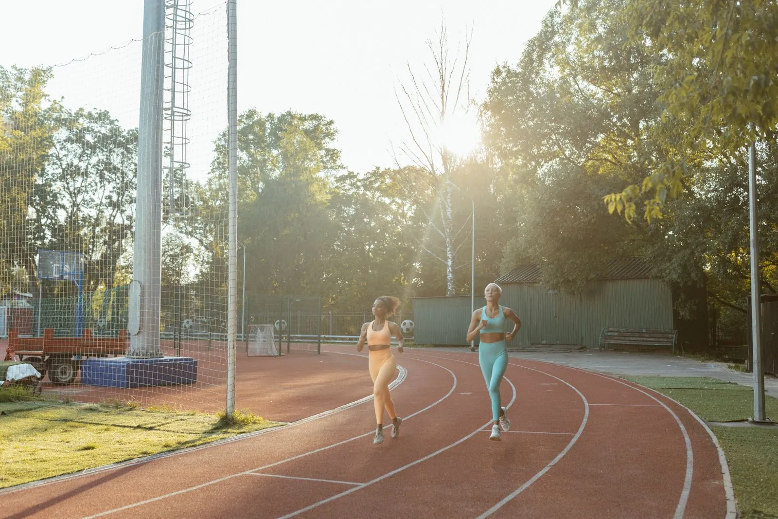 Deux coureuses en footing tranquille, détendues, pendant leur récupération