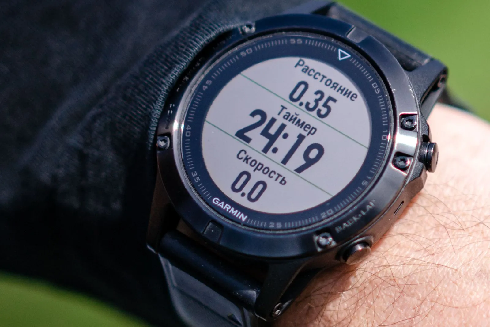 Montre de sport affichant l'allure et les métriques d'une course