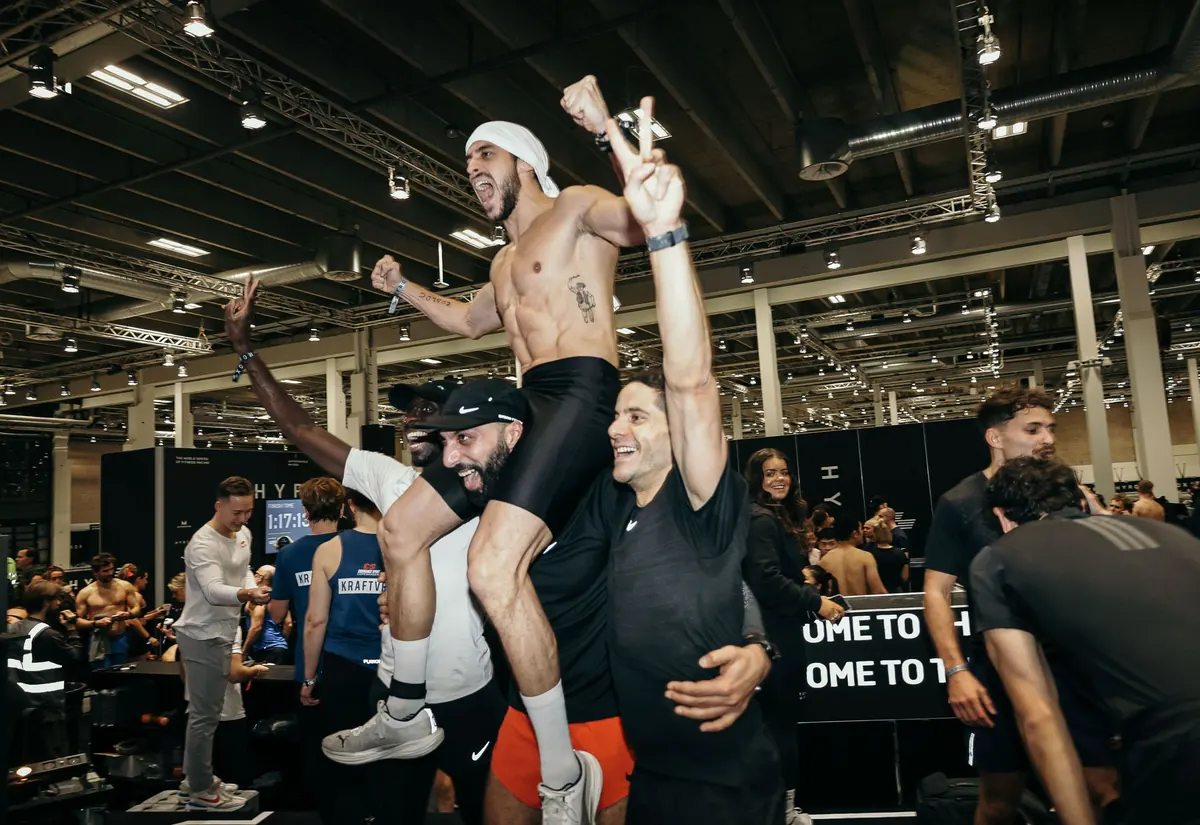 Les Cracks célèbrent une course en groupe — race trip
