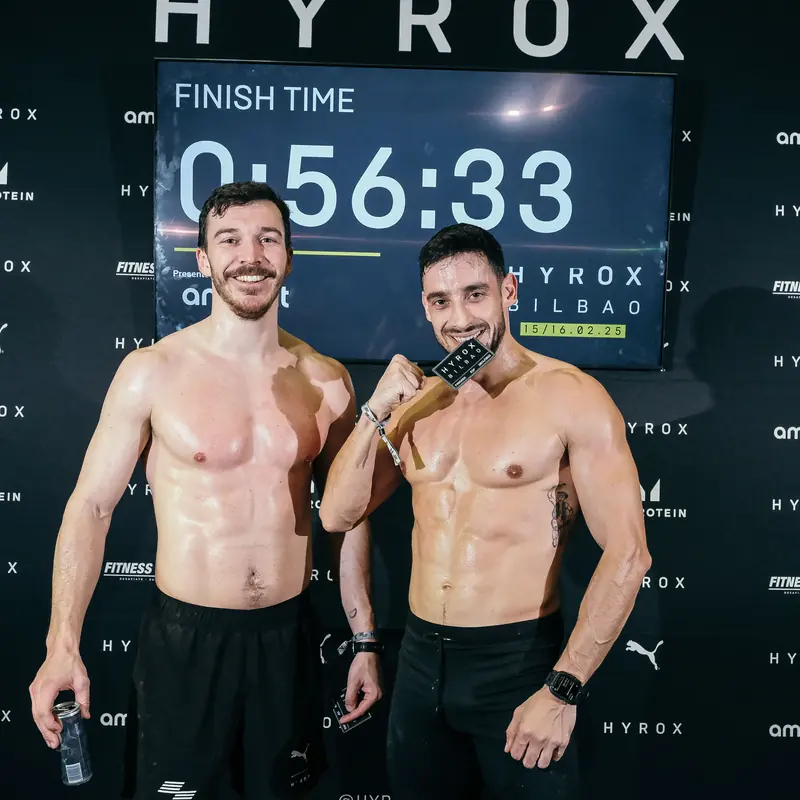Deux membres du crew devant le chrono après la séance