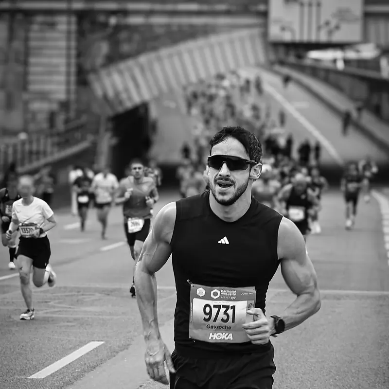 Un membre du club en plein effort sur marathon, photographié en noir et blanc