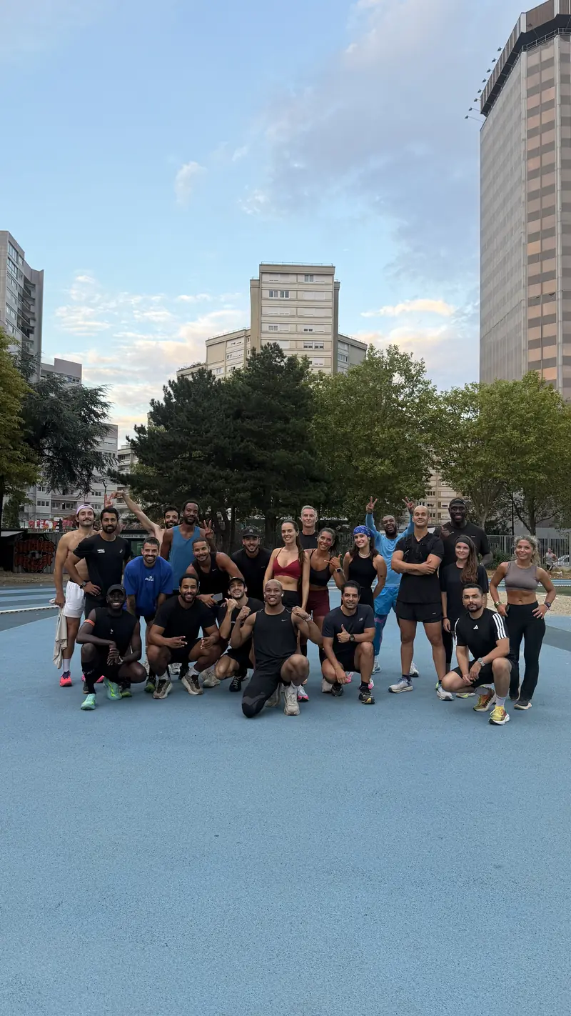 Le crew du Cracks on Track Run Club réuni sur la piste bleue après l'entraînement