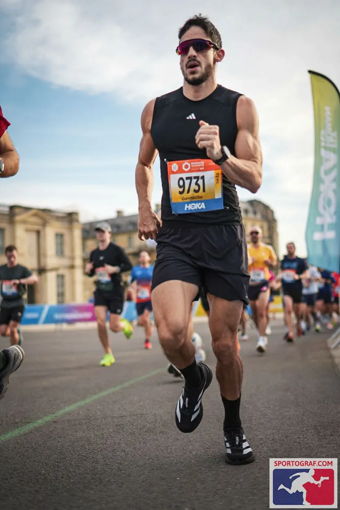 Coureuse souriante en course sur route