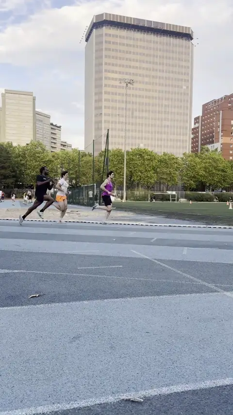 Séance de fractionné sur la piste d'athlétisme