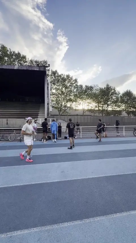 Le club réuni au bord de la piste pour le social run