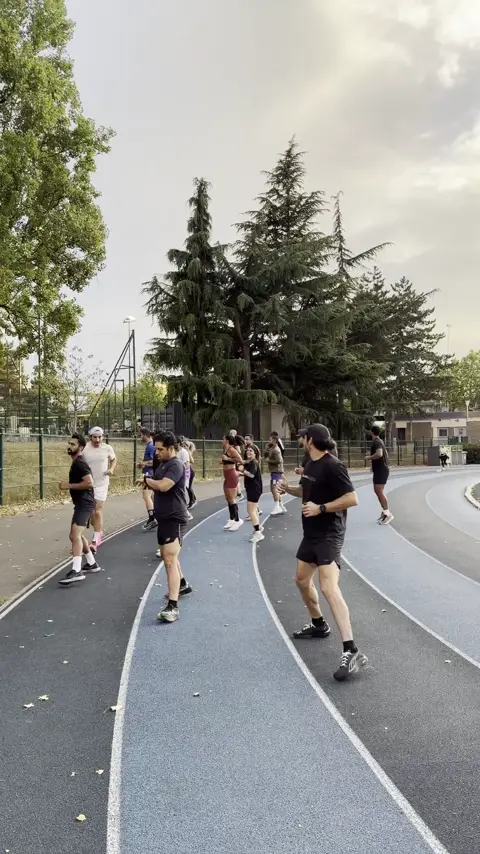 Le crew du run club en pleine sortie sur la piste